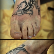 татуировка ящерицы на ноге