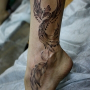 татуировка феникс на ноге
