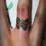 татуировка бабочка на пальце